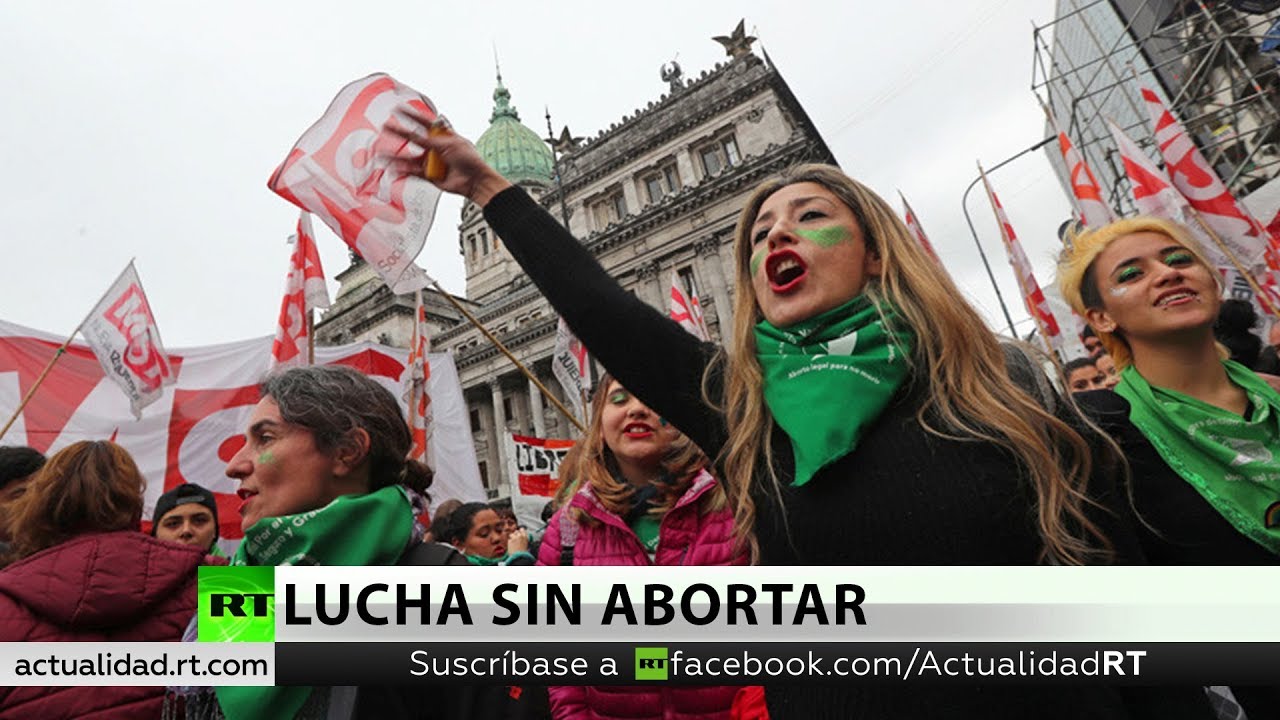 Cientos de mujeres realizan «pañuelazo» por el aborto legal frente al Congreso argentino