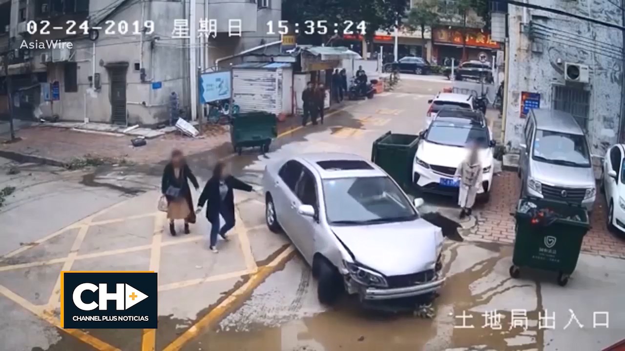 [IMPACTANTE VIDEO] Padre borracho enseña a aparcar a su hija en China