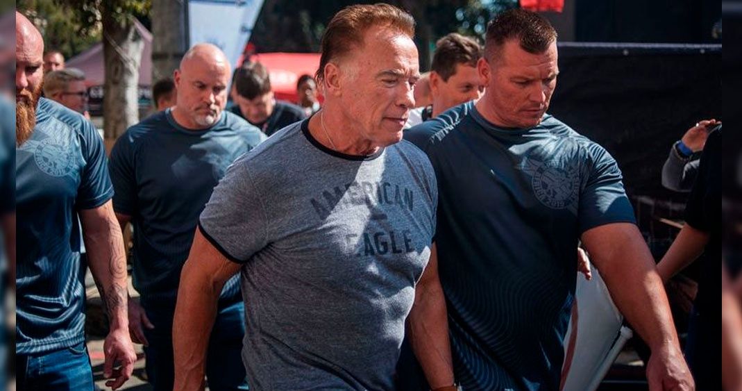 Arnold Schwarzenegger recibe  patada voladora en África
