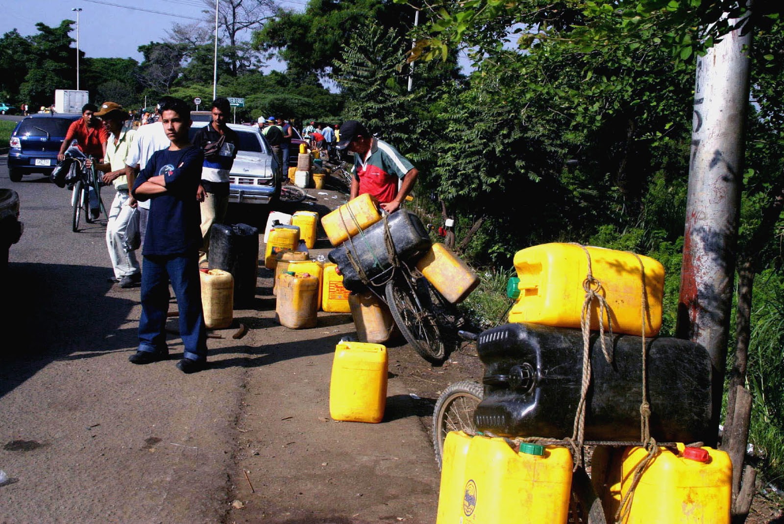 ‘Pimpineros’ en Cúcuta ahora revenden la gasolina colombiana  a $14.000 galón