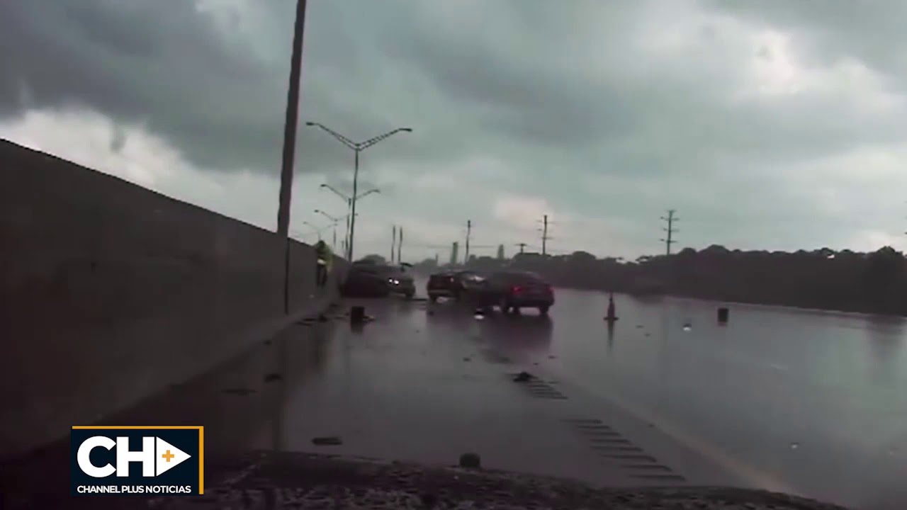 [VÍDEO] Un policía se salva de ser atropellado gracias a un veloz salto