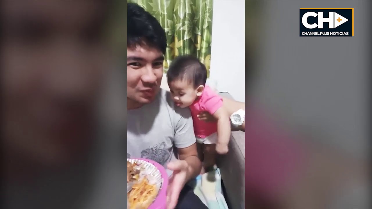 Gracioso vídeo de bebé que le pide a su padre que pide comida a su papá