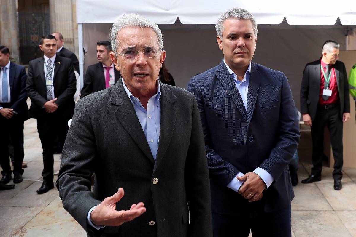 The Economist le dice a Duque que está a tiempo para dejar de ser la SOMBRA de Uribe