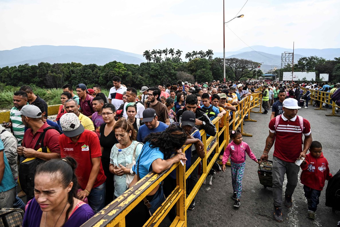 Colombia está llena de Venezolanos y nos cuesta mucho mantenerlos sin la ayuda de otros países.