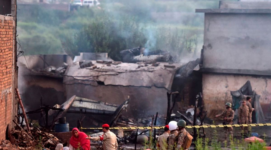 Mientras dormían 13 personas mueren cuando un Avión militar cayó sobre sus casas en Pakistán