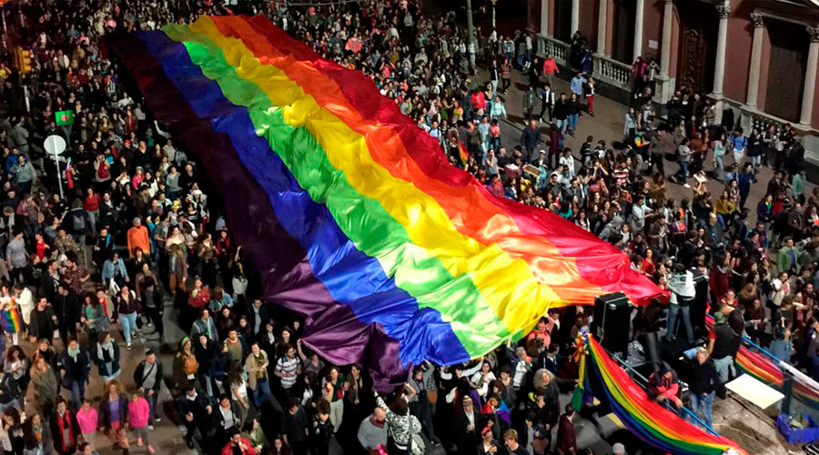 EVANGÉLICOS que buscaban derogar la Ley Trans en Uruguay, quedaron en RIDÍCULO en las urnas