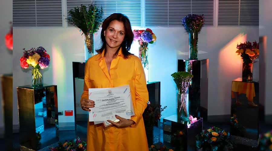 LUZ ELENA AZCARATE, Secretaria de Educación de Cali, recibe RECONOCIMIENTO por su Proyecto “MI COMUNIDAD ES ESCUELA”