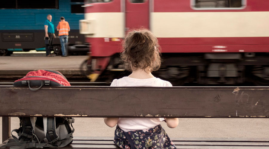 Hombre se duerme en el tren y pierde a su hija de 4 años y ésta aparece 20 años después