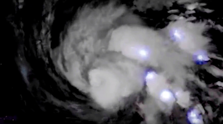 VÍDEO: Una tormenta eléctrica hipnotiza con su ‘espectáculo de luces’ en el vórtice del huracán Dorian