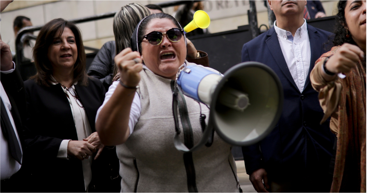 ¿Quién es la monja que salió a defender a Uribe con megáfono en mano?