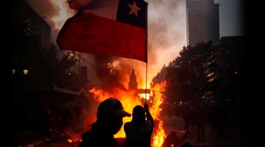 Las llamas que opacaron las protestas en Chile