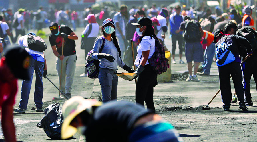 Con escobas y palas, los ecuatorianos limpian lo que dejó la protesta