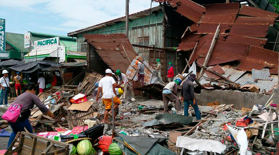 Empleados de una oficina gritan y corren desesperados durante el terremoto de magnitud 6,6 en Filipinas