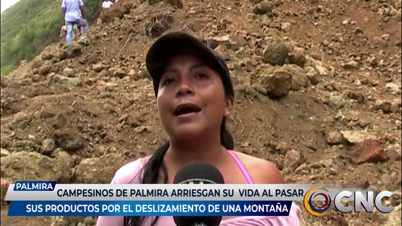 Campesinos de la vereda la Esperanza, arriesgan su vida al pasar sus productos por deslizamiento de tierra