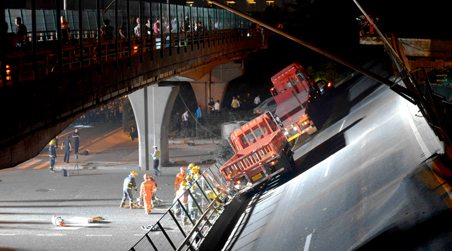 VÍDEO: Momento en que un puente de una autopista china se desploma, aplastando vehículos y dejando muertos