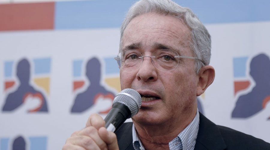 Álvaro Uribe en SERIOS  problemas por VIOLACIÓN a un expediente