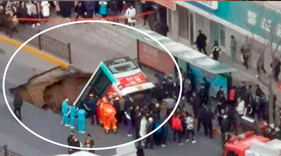 Se abre la TIERRA y se traga un bus en CHINA (Todo un Misterio) 6 muertos y varios heridos