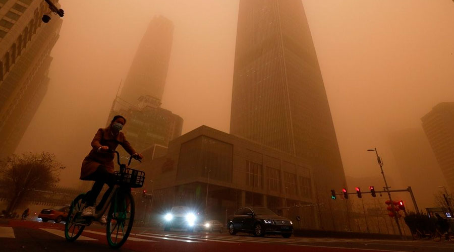 Tormenta de arena deja a oscuras a ciudad china