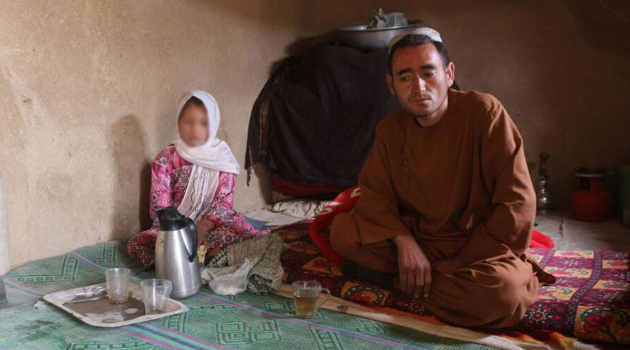 Padre Afgano venderá su a hija para salvar a la familia