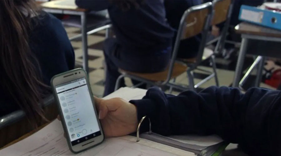 Aprobada ley para ACABAR con los celulares en los colegios