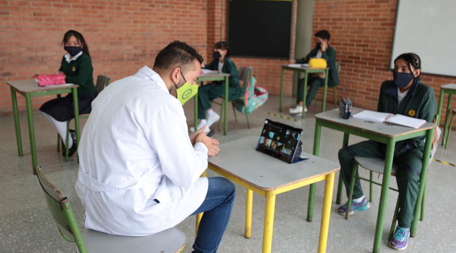 Bogotá ORDENA clases presenciales en Colegios