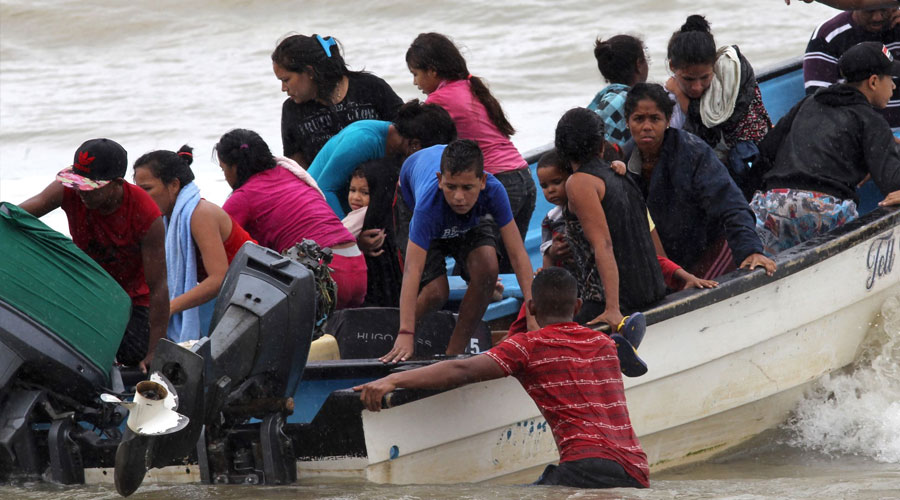 Armada de Trinidad ataca embarcación con venezolanos y muere niña inocente