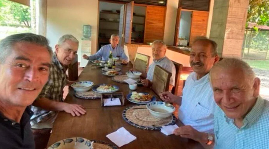¿Qué se trae Uribe entre manos con almuerzo con exmilitares colombianos?