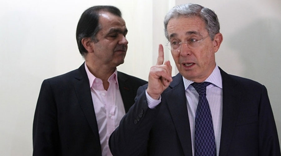 Zuluaga bajando la cabeza y aceptando las decisiones de Uribe