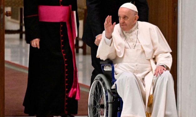 El Papa cojea y no llega