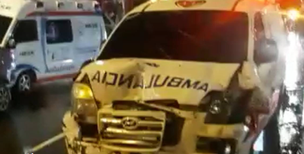 Otra vez: 3 ambulancias chocan por llegar primero a un accidente