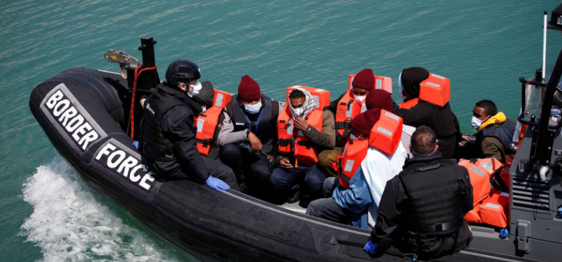 Récord de migrantes que llegan en barco a Reino Unido. Llegaron 1.295 en 24 horas