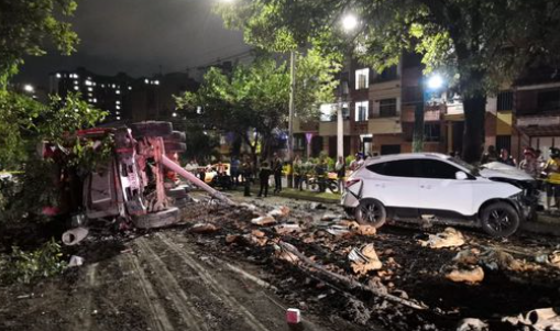 Volqueta se lleva por delante 7 carros y 4 motos y provoca 4 muertes en Medellín