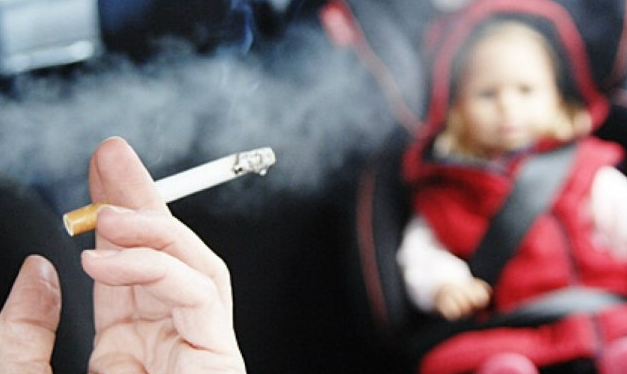 Cuidado con sus hijos si usted fuma. Niños con padres fumadores son propensos a tener asma