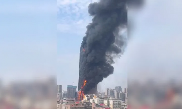 Edificio de 30 pisos en China arde hasta las cenizas (videos)