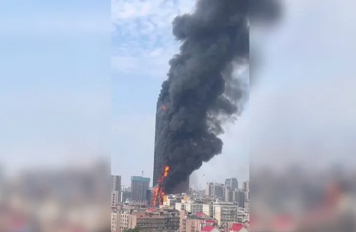 Edificio de 30 pisos en China arde hasta las cenizas (videos)