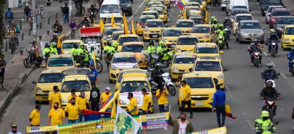¿Taxistas a paro? El gremio ‘amarillo’ está enojado con Gustavo Petro