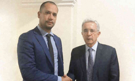 Otra vez se enredó el ‘abogánster’: le suspendieron tarjeta profesional al abogado de Uribe