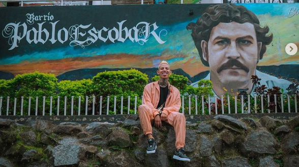‘La Liendra’ se tomó una foto en mural de Pablo Escobar. El caricaturista ‘Matador’ le lanzó fuerte crítica