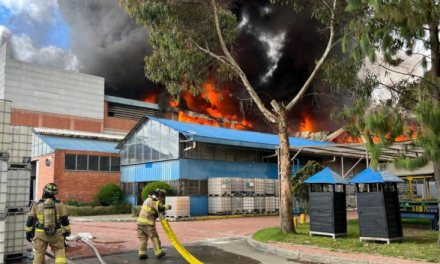 <strong>«<em>Lo que más me preocupa son los empleados</em>«: dueño de fábrica de colchones incendiada en Bogotá</strong>