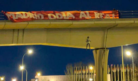 <strong>¿Amenaza o nuevo caso de racismo en fútbol español? Colgaron muñeco de Vinicius de un puente</strong>