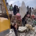 <strong>Rescatan recién nacido bajo los escombros en Turquía. Aún tenía el cordón umbilical</strong>