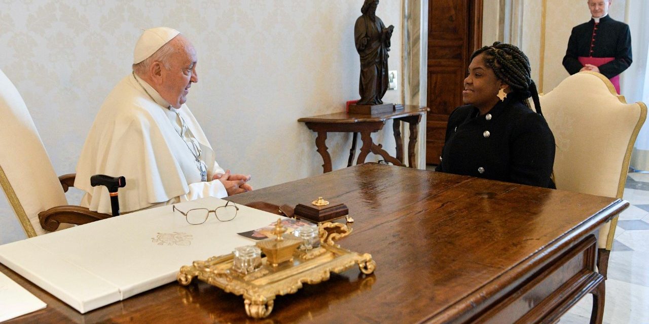<strong>Francia Márquez le lleva marimba al papa Francisco</strong>