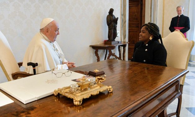 <strong>Francia Márquez le lleva marimba al papa Francisco</strong>