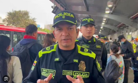 <strong>Agente de policía encuentra a su esposa, agente de policía, con su jefe policía en su cama. ¿Para qué libretistas?</strong>