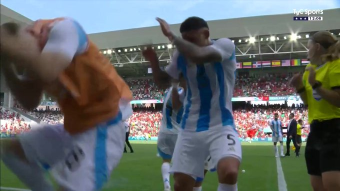 Controvertido inicio de los Juegos Olímpicos en fútbol: adición de 15 minutos, invasión a la cancha, partido suspendido y gol anulado después de dos horas