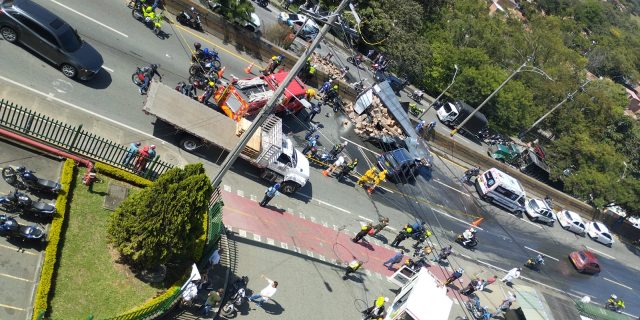 Dos muertos en accidente de camión en Antioquia. Personas intentaron saquear el vehículo