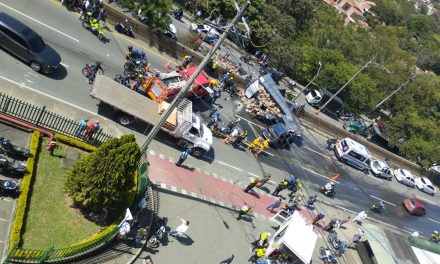 Dos muertos en accidente de camión en Antioquia. Personas intentaron saquear el vehículo