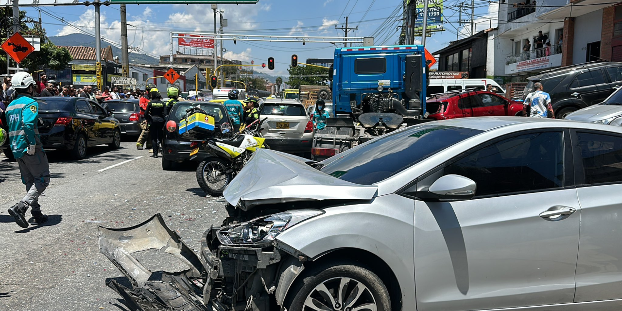 Hombre robó tractomula en Medellín y provocó accidente con 16 vehículos involucrados. Dos personas murieron