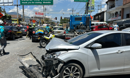 Hombre robó tractomula en Medellín y provocó accidente con 16 vehículos involucrados. Dos personas murieron