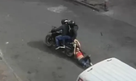 Ladrones en moto arrastraron durante cinco cuadras a una menor de edad en Bogotá